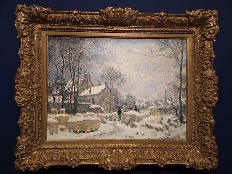 Un détail gros plan d’une peinture de nympheas de Claude Monet, capturant la surface de l’eau avec des reflets et des feuillages.